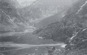 La foto risale al 1862 e ritrae la conca di origine glaciale attraverso cui scorrevano i ruscelli del Serio dove oggi, invece, giace il lago del Barbellino