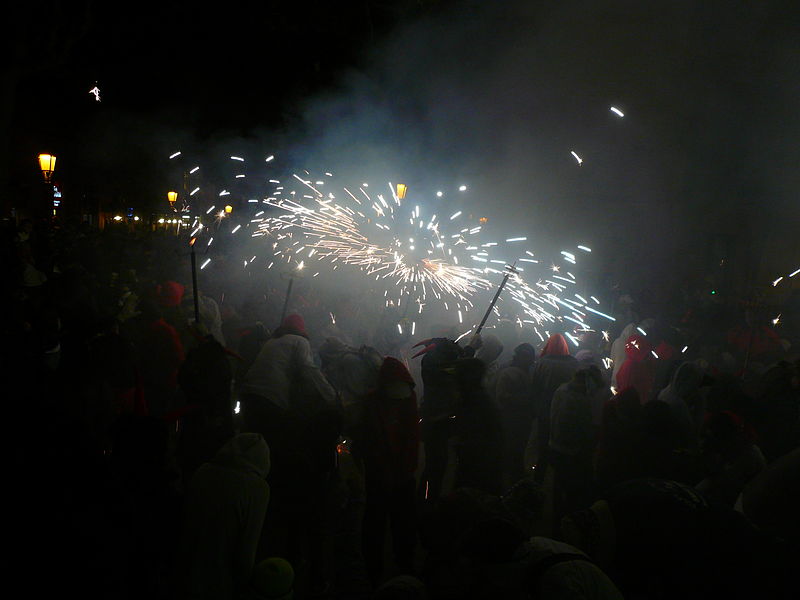 File:Correfoc infantil de la festa major de Sarrià 2013 -P1470200.jpg