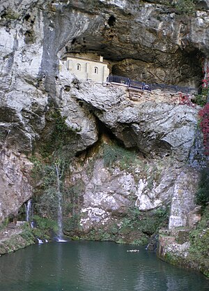 Español: Covadonga: Cueva santa y cascada.