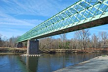 Ponte de metal sobre o rio