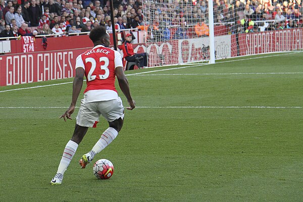 Welbeck playing for Arsenal in 2016