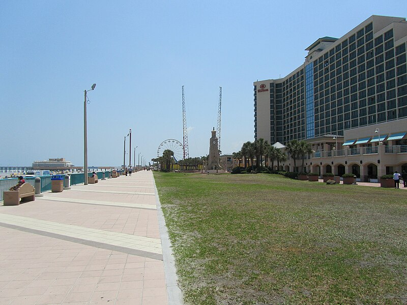 File:Daytona Beach April 2011 05.JPG