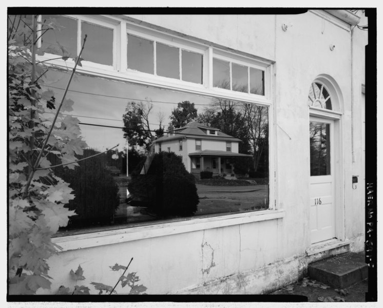 File:Detail of front window. Looking SW. - Talbert Gulf Station, 116 Main Street, Fayetteville, Franklin County, PA HAER PA-597-5.tif