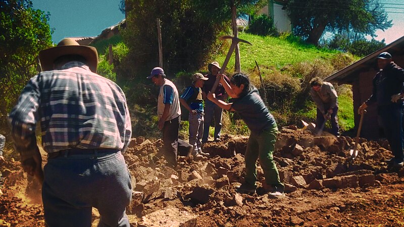 File:Dismantling an old Adobe building in Ocra, Chinchaypujio.jpg