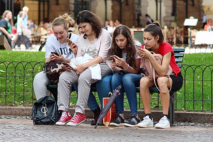 Русские подростки дают. Подростки летом в городе. Молодежь в телефонах. Жизнь подростка. Дети и молодежь.