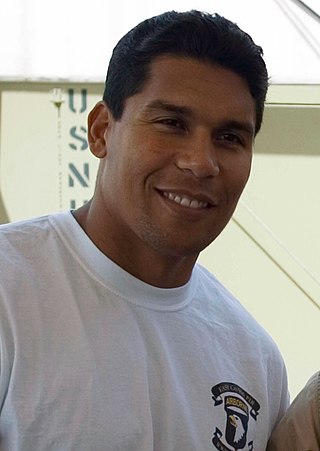 <span class="mw-page-title-main">Donnie Edwards</span> American football player (born 1973)