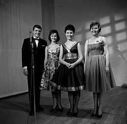 Kilpailijat Kai Lind, Christina Hellman, Laila Kinnunen ja Ritva Mustonen ryhmäkuvassa.