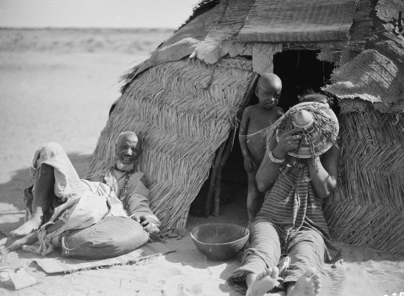 File:ETH-BIB-Familienleben am Niger, die Fau des Hauses bedeckt ihr Gesicht-Tschadseeflug 1930-31-LBS MH02-08-0536.tif