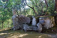 Socha Echidny v lese nedaleko Parku nestvůr u italského města Bomarzo
