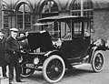 Томас Едісон поруч з електромобілем Detroit Electric у 1913 році