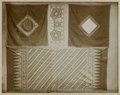 Een gebatikte en daarna met goud opgelegde saroeng pagi sore uit Semarang (a), twee hoofddoeken van kain kembangan uit de kraton te Solo (b en c) en een fragment van een gebatikte vlag die waarschijnl, KITLV 11980.tiff