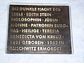 Schriftplatte aus Bronze, eingelassen in einen Marmorblock neben der Figur der Edith Stein
