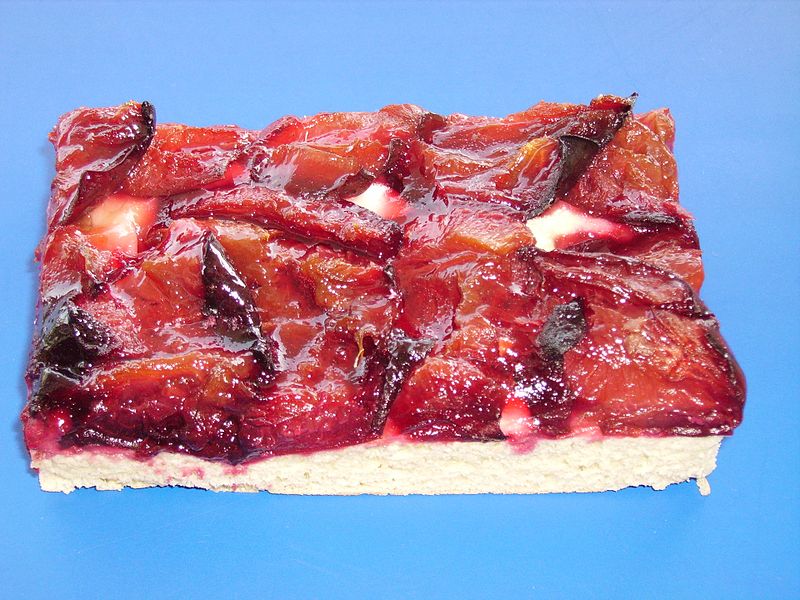 File:Ein Stueck Pflaumenkuchen.jpg