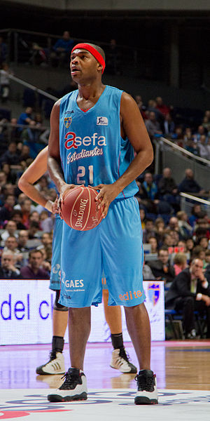 File:Estudiantes vs Unicaja Málaga - Tariq Kirksay - 03.jpg