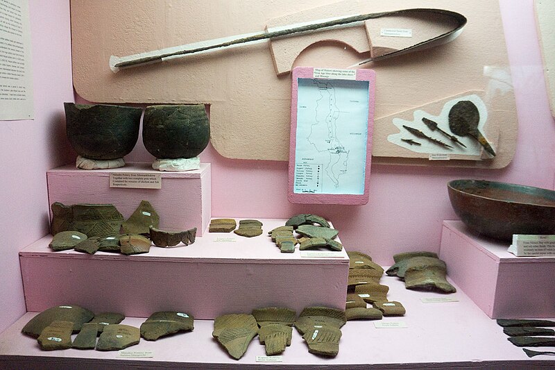 File:Exhibit of Iron Age, clay pots, Lake Malawi museum.jpg