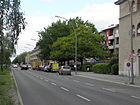 Blick entlang der viel befahrenen Straße stadtauswärts