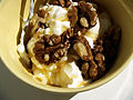 Flickr - cyclonebill - Græsk yoghurt med honning og valnødder.jpg