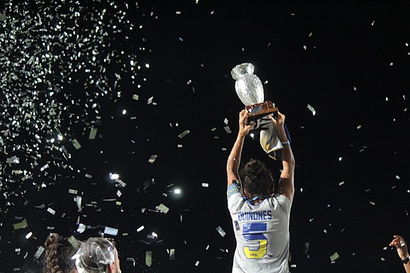 Copa de la Superfinal levantada por Florencia Quiñones