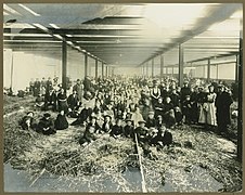 Belgische vluchtelingen in de fabriek in 1917