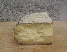 Mahon cheese Formatge Mao artesa.jpg
