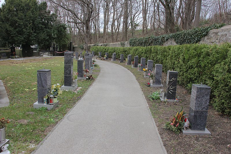 File:Friedhof Mödling 9909.JPG