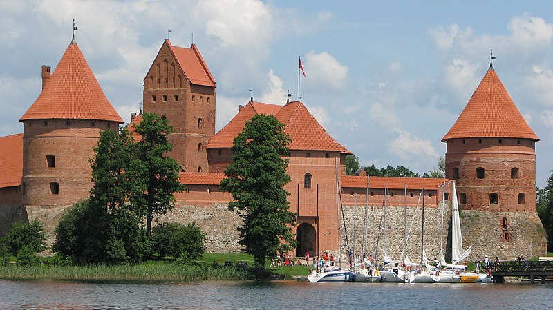 File:Front facade of the Trakai Island Castle, 2009.jpg