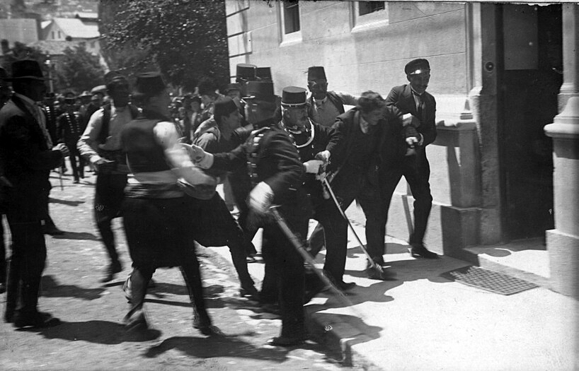 1914년 6월 28일 오스트리아-헝가리 제국의 계승자였던 프란츠 페르디난트 대공과 부인 조피가 18살 대학생 가브릴로 프린치프에게 암살당한 사건이 발생하였다. '사라예보 사건'이라 불리며 이 사건을 계기로 제1차 세계 대전이 발발하게 되었다.