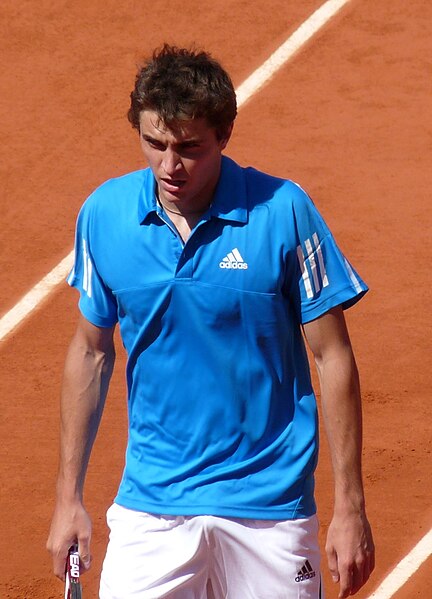 File:Gilles Simon at the 2009 French Open 7.jpg