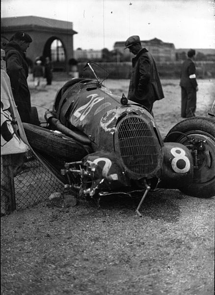 File:Giuseppe Farina's damaged racecar at the 1936 Deauville Grand Prix.jpg