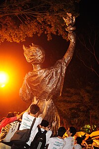 Students raise the statue themselves Goddess of Democracy in CUHK.jpg