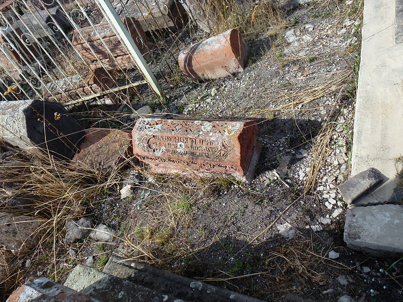 File:Grave in Gyumri 163.JPG