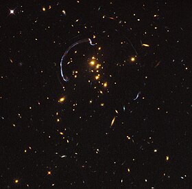 Lentille gravitationnelle dans l'amas de galaxies.jpg