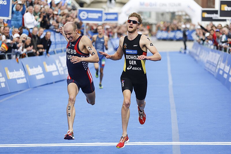 File:Gregor Buchholz finishs at 2014 ITU World Triathlon Hamburg.jpg