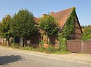 Büdnergehöft, Doppelwohnhaus mit Stallspeicher, Hof, Vor- und Nutzgarten