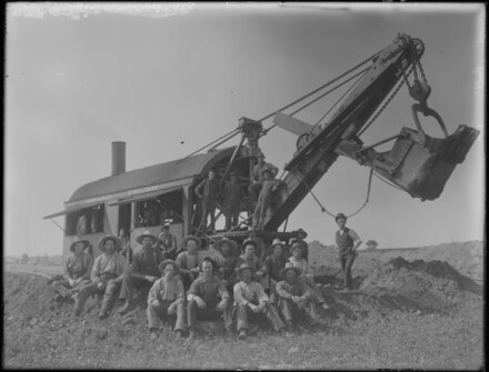 Group of men working on GTR construction, Glengarry County, Ontario, between 1895 and 1910