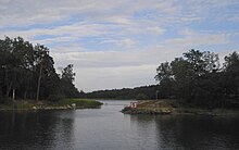 Det smalle og grundde Hällsundet forbinder Kirkevigen med Stora Värtan. 
 Vy mod øst.