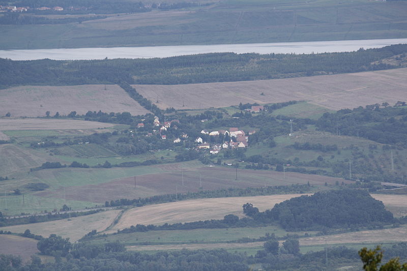 File:Habří (Řehlovice) z pohledu od Milešovky.JPG