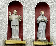 Figury w elewacji kościoła (św. Józef Pelczar, bł. Bronisław Markiewicz)