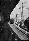 東海道本線の蒸気機関車とすれ違う神戸行き阪急電車（1936年5月）