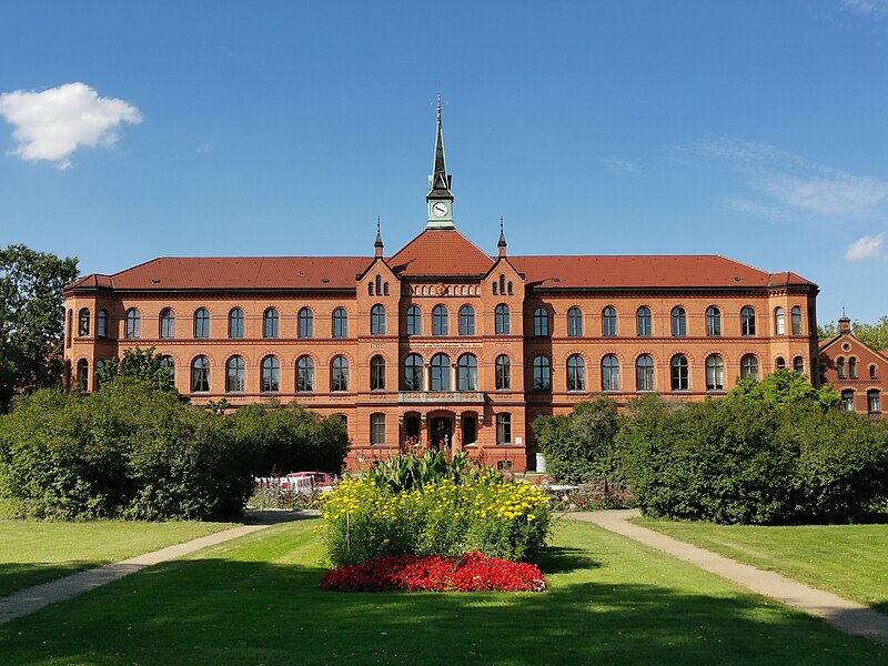 File:Haupthaus Krankenhaus Herzberge 2021-08-14 3.jpg