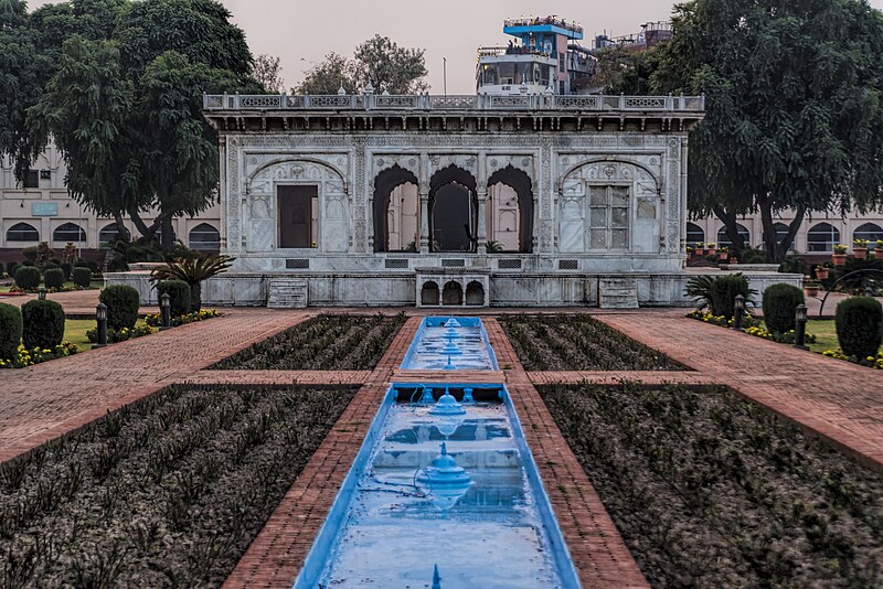 File:Hazuri Bagh -.jpg