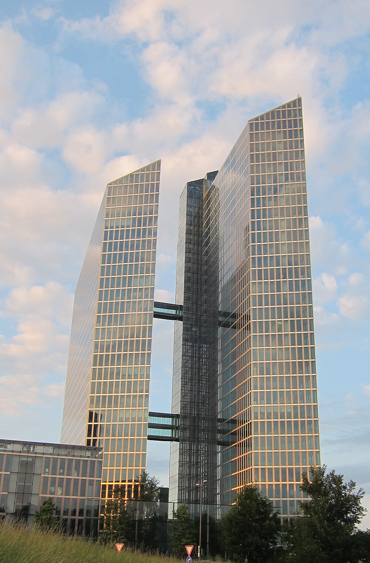 File:Highlight Towers Munich looking - Wikimedia Commons