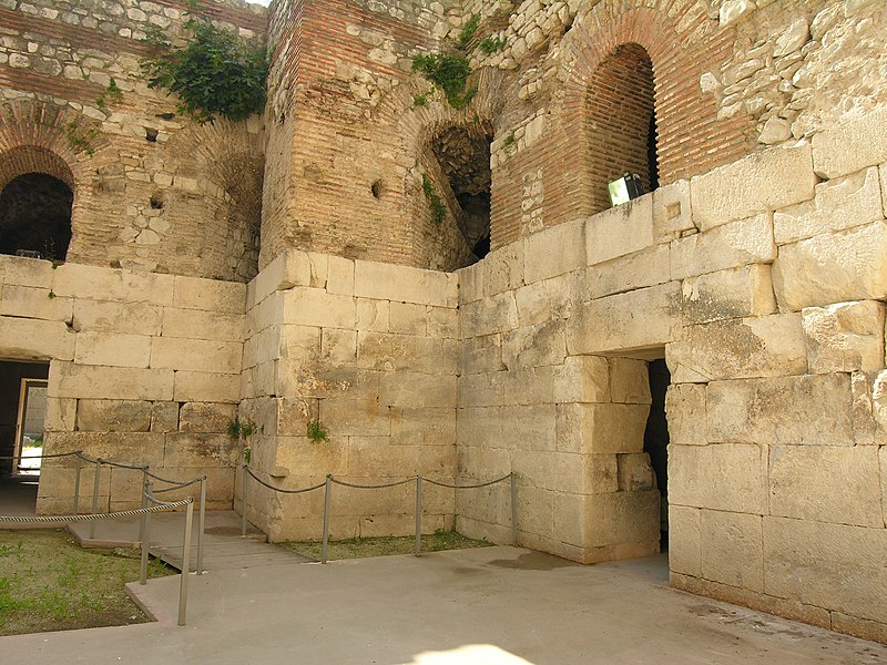 File:Historical Complex of Split with the Palace of Diocletian-108812.jpg