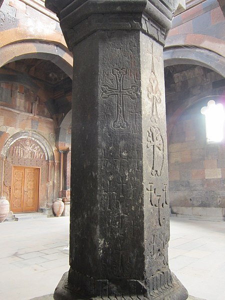 File:Hovhannavank (pillar) (72).jpg