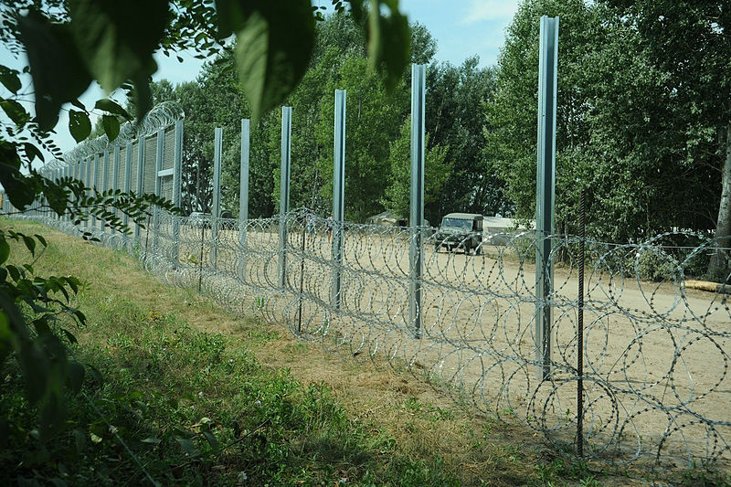 File:Hungarian-Serbian border barrier 7.jpg