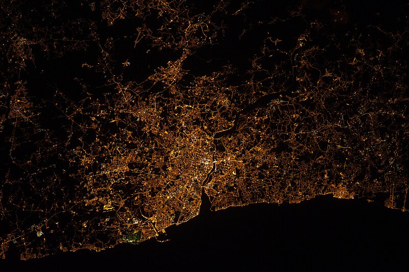 File:ISS-32 Nighttime image of Portugal featuring Porto and Vila Nova de Gaia.jpg