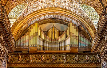 Órgão da Igreja da Companhia de Jesus (Iglesia de la Compañía), uma igreja jesuíta em Quito, Equador. Localizado no coro, acima da entrada principal, o órgão de 1 104 tubos é o segundo maior de Quito ainda em operação. (definição 8 349 × 5 327)