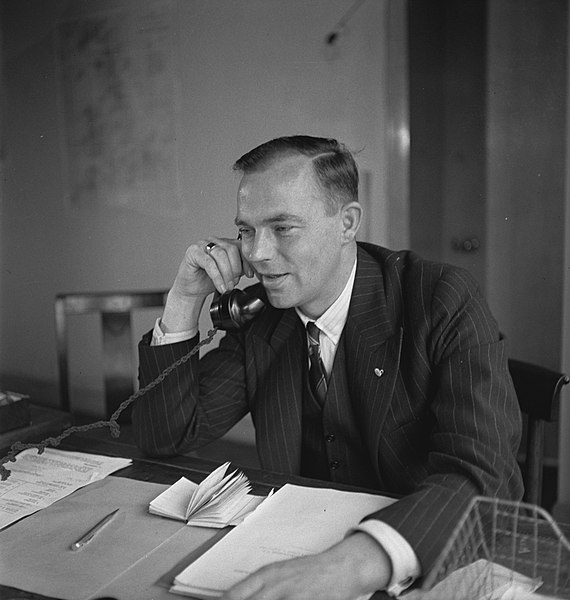 File:J.A.W. Burger, minister van Binnenlandse Zaken, Bestanddeelnr 935-0909.jpg