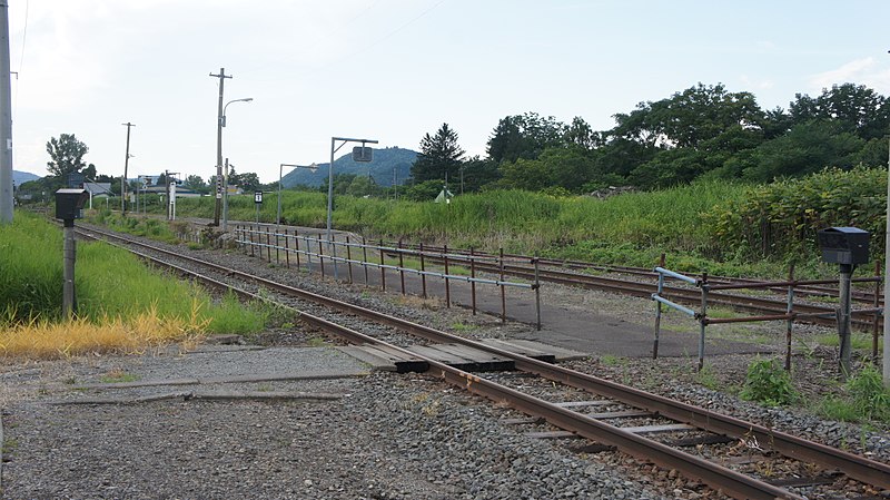 File:JR Nemuro-Main-Line Nokanan Station Railroad railway crossing.jpg
