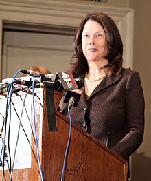 Кэтлин Зеллнер на пресс-конференции в Колумбии, штат Миссури (обрезано) .jpg